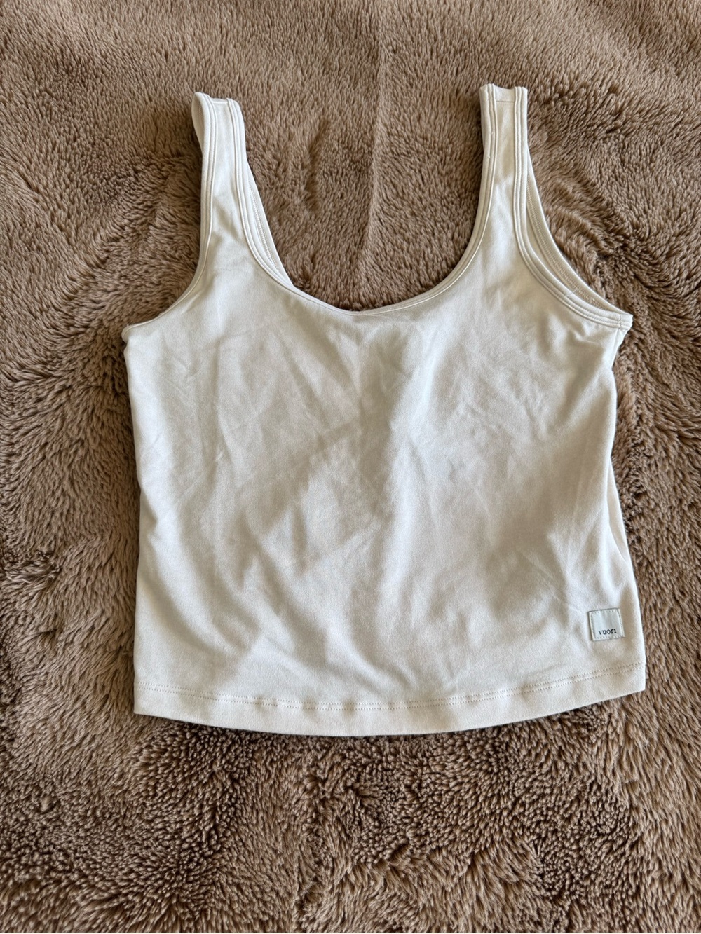 Vuori Scoop Neck Crop Tank in Cream- NEVER WORN!